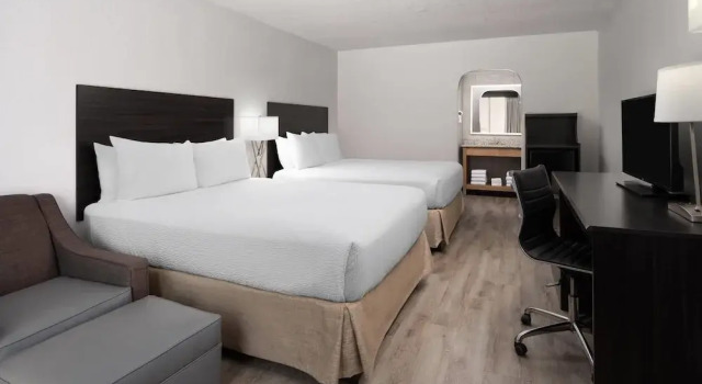 Четырёхместный номер Standard с видом на бассейн The Harrison Hotel Downtown Hollywood FL, an Ascend Collection Hotel