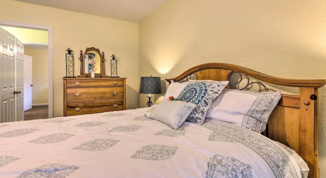 The Sunshine Cottage Hendersonville Rental!, Забронировать Дом для отпуска Отели Хендерсонвилл с парковкой, Парковка