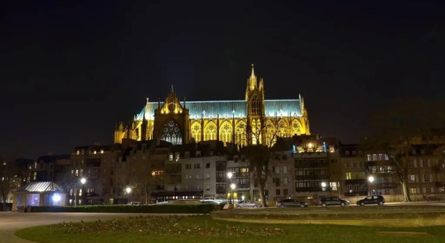 La chambre noire au coeur de Metz (unenuitametz), Забронировать Апартаменты/квартира Отели в центре Мец, в центре