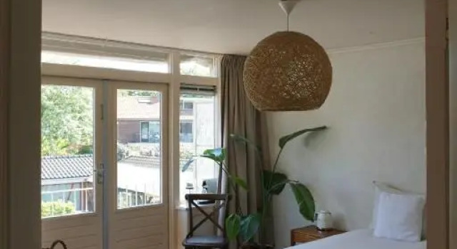 Perfectly located private room Oaks and Beeches, Book Hotel Hotels in Sassenheim with Parking, Parking