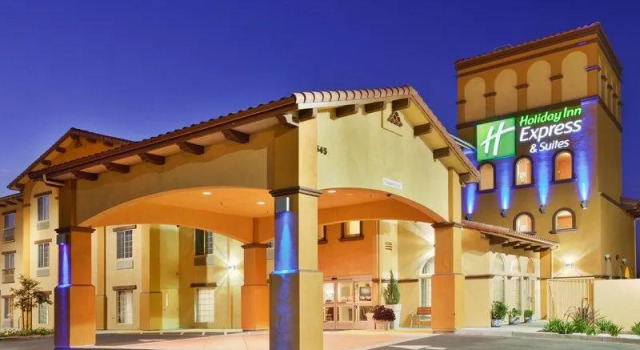 Кровать в общем номере Holiday Inn Express Hotel & Suites Willows by IHG