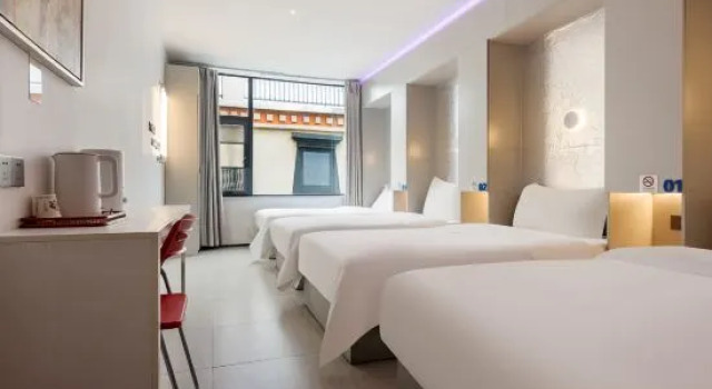 Кровать в общем номере (мужской номер) Kangsang Youth Hostel (Potala Palace Jokhang Temple)