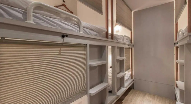 Кровать в общем номере Ho̍k House
