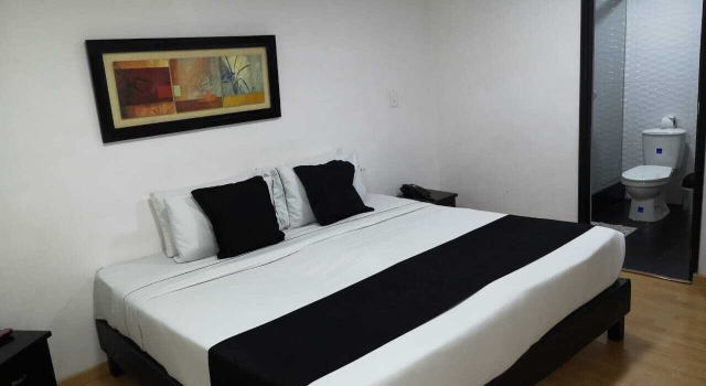 Hotel Santiago Plaza, Забронировать Отель Недорогие отели Богота, рядом с CORFERIAS Bogota Convention Center, недорого