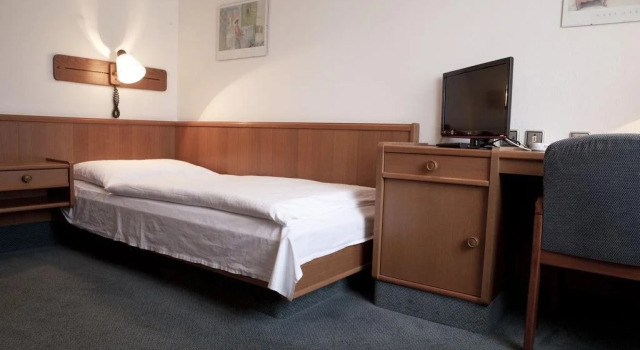 Hotel Ungarische Krone, Book Hotel  