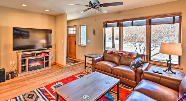 Апартаменты 7984: Pet-friendly Townhome w/ Grill!