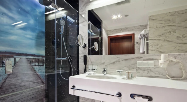 Двухместный номер Premium с балконом и с видом на внутренний двор Hotel Mikołajki Leisure & SPA - Destigo Hotels