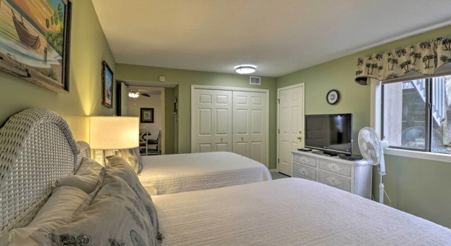 Condo w/ Balcony in Fairfield Bay: Near Marina, Varaa Huoneisto Fairfield Bay 