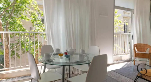 GRAND APPARTEMENT LUMINEUX POUR 2 à 4 PERSONNES A AVIGNON INTRA-MUROS WiFI GRATUIT, Prenota Appartamento Hotel a Alvernia con parcheggio, Parcheggio
