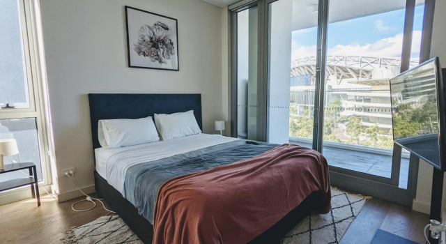 Elegant 3-bed 2-bath, balcony, with pool included, NO PARTIES, Забронировать Отель Сидней Sydney Region, рядом с Арена Allphones
