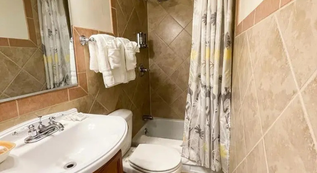 Четырёхместный номер Comfort Baseball Town Motel
