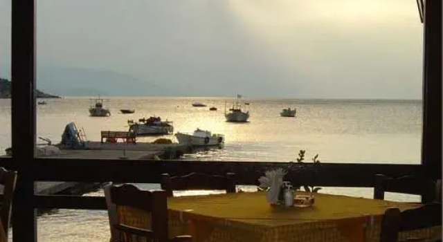 Romvi & Taverna, Prenota Hotel Tolo 