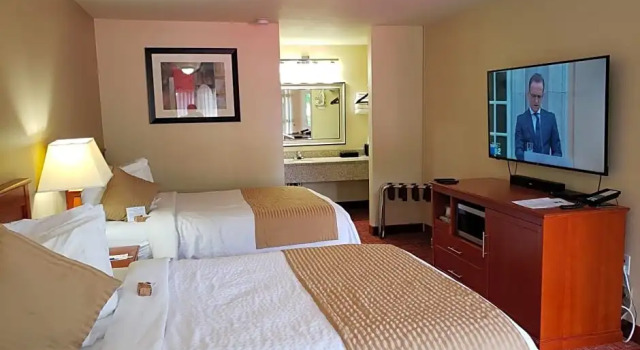 Четырёхместный номер Standard Airport Inn