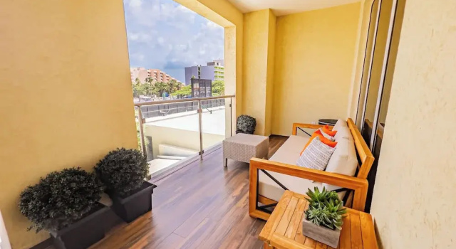 Апартаменты с 2 комнатами с балконом Luxury 2-bedroom Condo Right on the Strip in Palm Beach