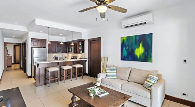 Luxury Condo with Panoramic Ocean Views, Sparkling Infinity Pool, and Modern Open-Concept Design, Rezerwuj Boutique Hotel Hotele w Guanacaste z parkingiem, Parking