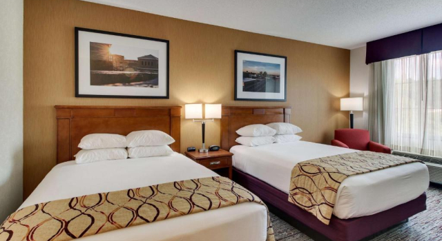 Четырёхместный номер Superior Drury Inn & Suites Meridian