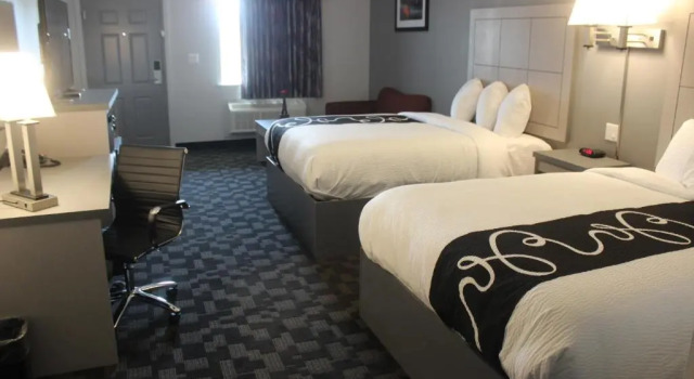 Четырёхместный номер Standard Paris Inn & Suites