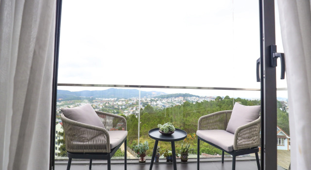 Двухместный номер Deluxe с балконом New Century Dalat Hotel