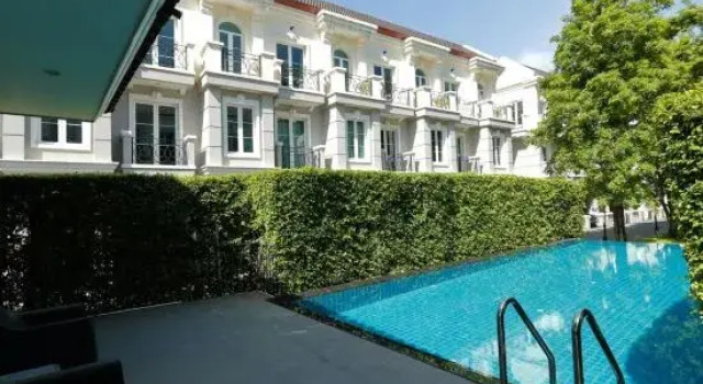 Sol Stay Sukhumvit 16 Entire House Three Bedroom & Full Kitchen, Забронировать Отель Отели Бангкока с бассейном, рядом с Улица Сой Ковбой, Бассейн