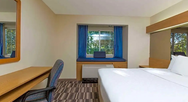 Двухместный люкс Baymont Inn & Suites by Wyndham Anchorage Airport