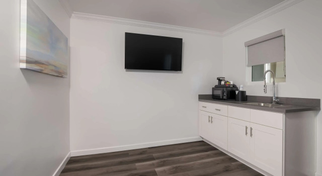 Четырёхместный люкс SureStay Plus Hotel by Best Western Upland - Ontario North