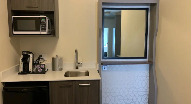 Люкс c 1 комнатой с видом на бассейн Holiday Inn Victoria - Elk Lake by IHG