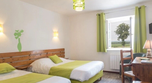 Трёхместный номер Standard Hôtel du Moulin de la Brevette