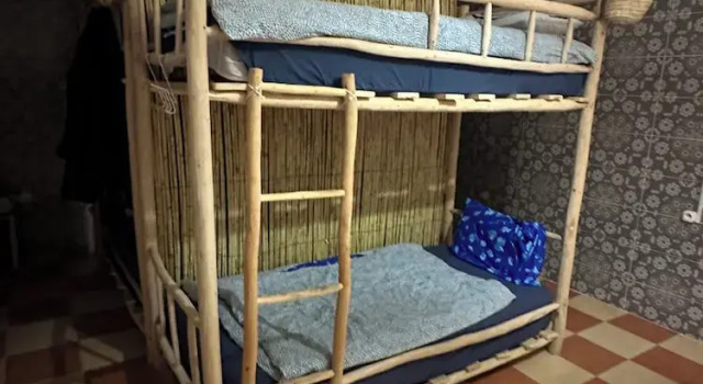 Кровать в общем номере Dar Sanae Surf
