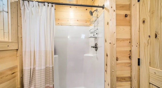 Коттедж Stylish Cabin by Beavers Bend: Hot Tub & Fire Pit