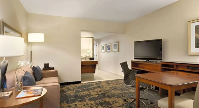 Четырёхместный люкс Premium с 2 комнатами с видом на горы Embassy Suites by Hilton Denver Downtown Convention Center