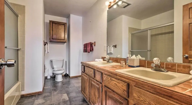 Кровать в общем номере с 6 комнатами Luxe Vail Valley Retreat w/ Hot Tub!