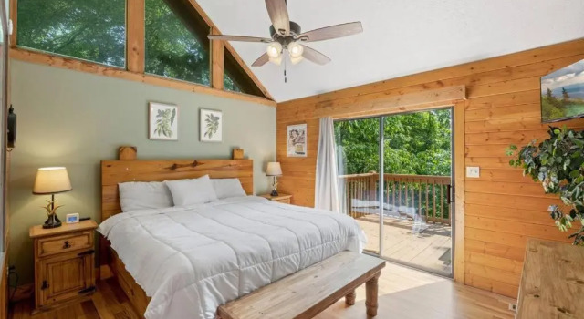 Шале 1 min to the Parkway SPACIOUS cabin w 3 master suites & 4th bedroom