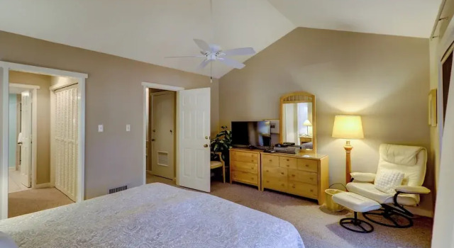 238 Stoney Creek at Sea Pines Resort, Забронировать Курортный отель Отели Хилтон-Хед-Айленд с парковкой, рядом с Stan Smith Tennis Academy, Парковка