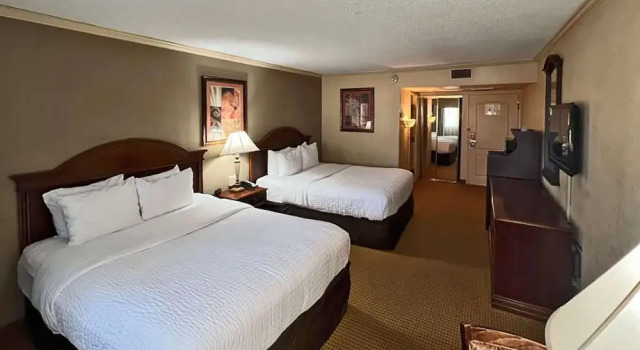 Четырёхместный номер Standard с видом на бассейн Clarion Inn Garden City