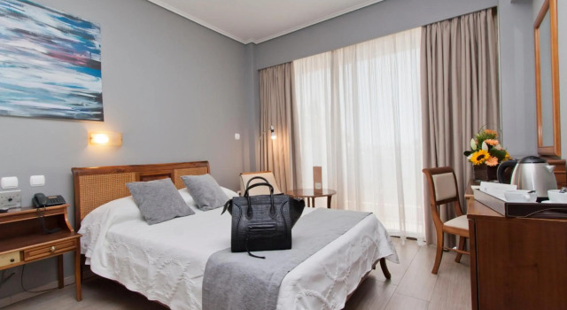 Golden Sun Hotel, Забронировать Отель Отели Глифада с бассейном, рядом с Площадь Эсперидон, Бассейн