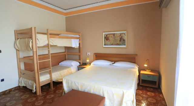 Четырёхместный номер Standard с балконом Hotel Pompei