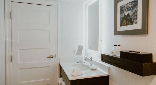 Четырёхместный номер Premium с видом на реку Crowne Plaza Fredericton Lord Beaverbrook by IHG