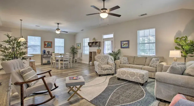 Коттедж Waveland Home Near Beach: Pets Allowed