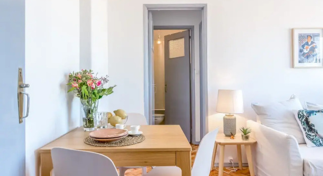 Renovated Sunny Apartment with Balcony, By TimeCooler, Забронировать Апартаменты/квартира Лиссабон Эстремадура, рядом с Money Museum