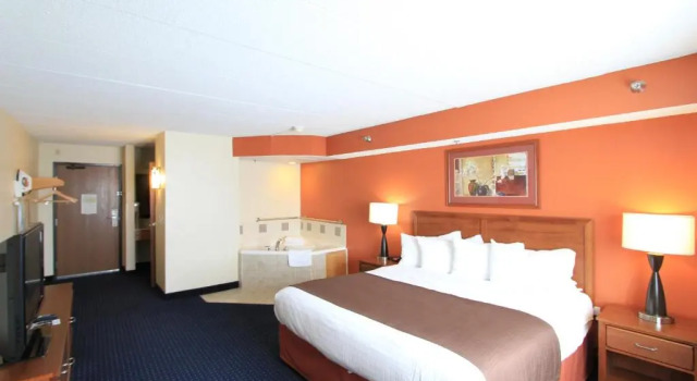 Двухместный люкс Superior AmericInn by Wyndham Cedar Rapids Airport