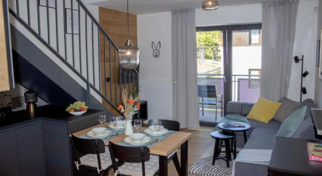 Enjoy Harrachov - Atraktivní klidný klimatizovaný apartmán 20 v centru Harrachova, parkováním s wallboxem EV, Wifi, herní konzolí, Ipad, Netflix, výhledem do zahrady a na romantický kostelík, Reservar Hotel Hotéis em Harrachov com piscina, Piscina