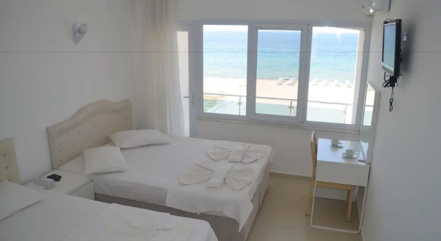 Трёхместный номер Standard с балконом и с видом на море Yasmin Hotel