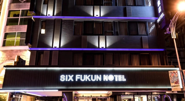 Кровать в общем номере SIX FUKUN HOTEL