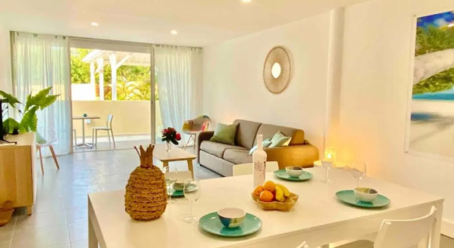 Апартаменты Beautiful suite S6, pool, sea view, Pinel Island