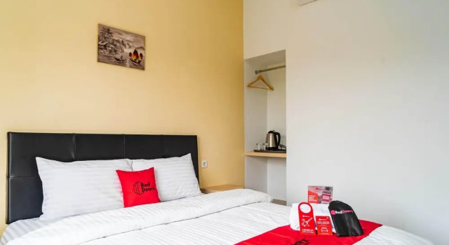 Номер Standard RedDoorz Plus near Teras Kota 3