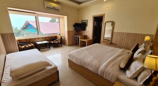 Трёхместный номер Deluxe с балконом Hotel Rajpur Heights