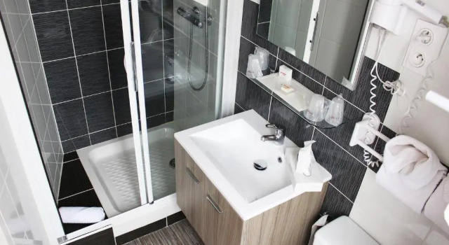 Четырёхместный номер Standard Contact Hôtel les Platanes - Clim Mobile en Option