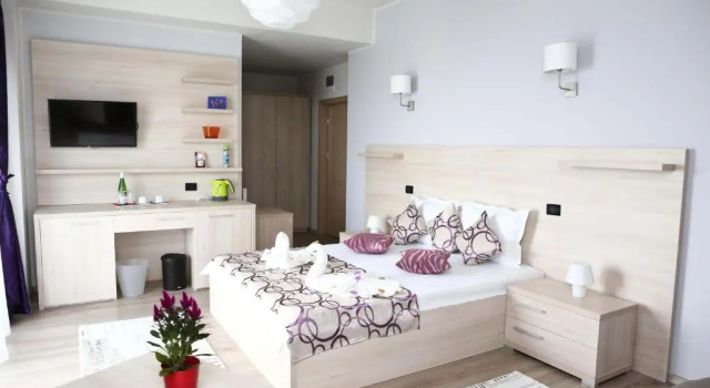 Полулюкс Kharisma Hotel