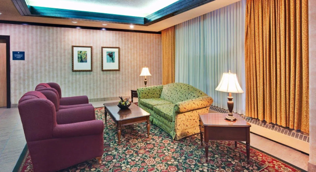 Holiday Inn Hotel Peterborough Waterfront by IHG, Забронировать Отель Отели Питерборо с парковкой, рядом с Art Gallery of Peterborough, Парковка
