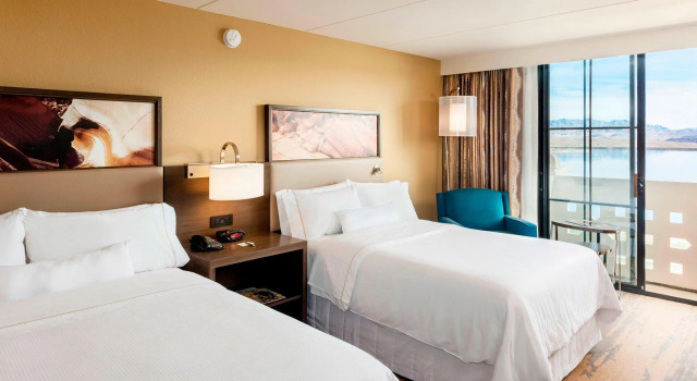 Четырёхместный номер Standard с видом на озеро The Westin Lake Las Vegas Resort & Spa